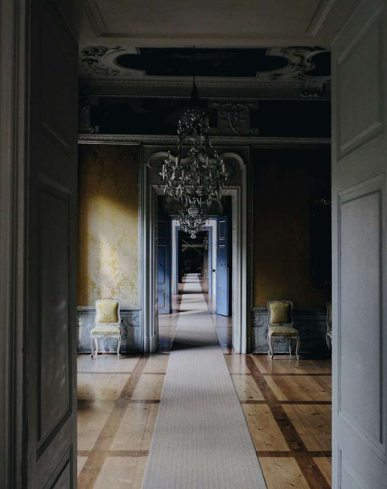 Enfilade de portes et lustre dans une demeure