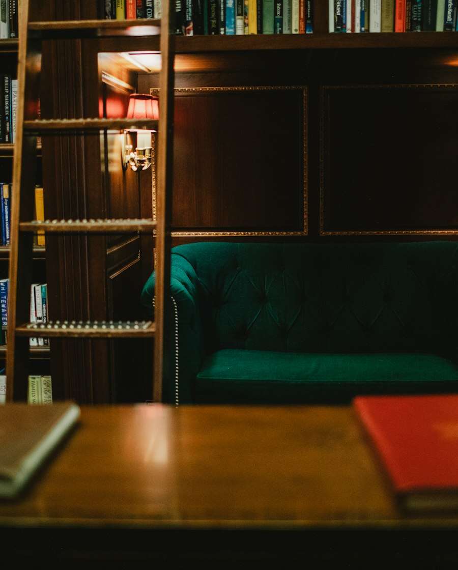 Bibliothèque et fauteuil de lecture