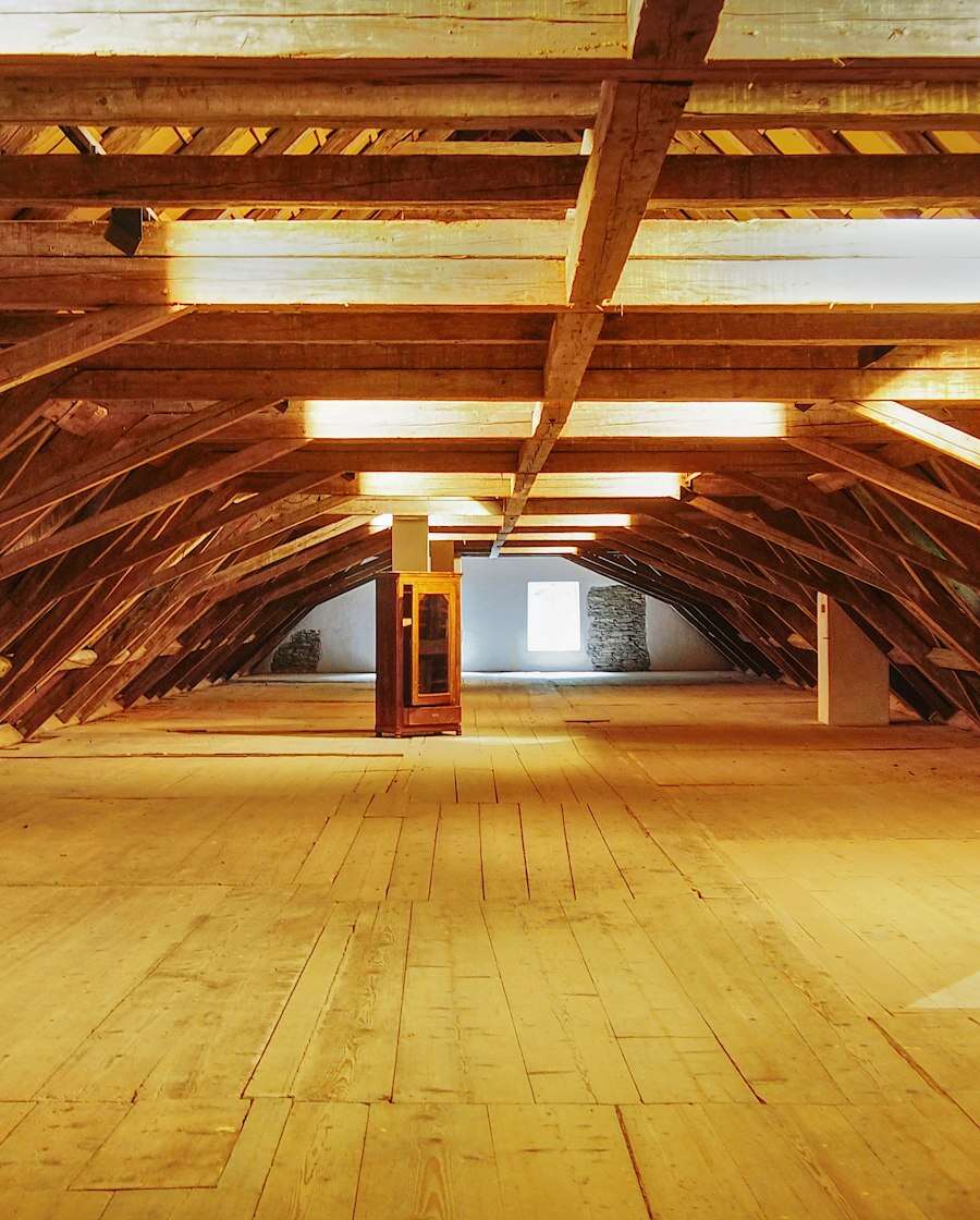 Combles sous une charpente de chêne