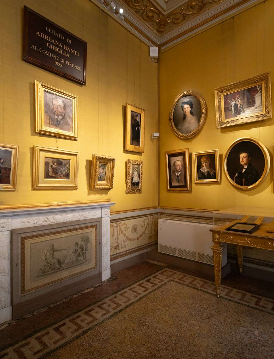 Galerie de portraits encadrés dans un salon
