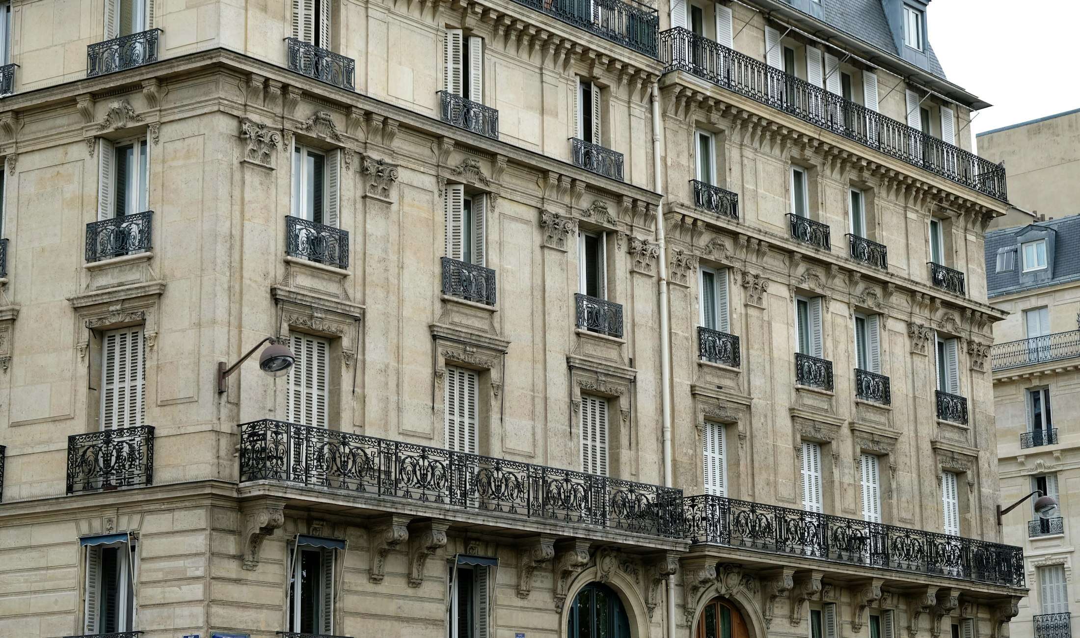 Façade d’immeuble haussmannien, balcons en fer forgé